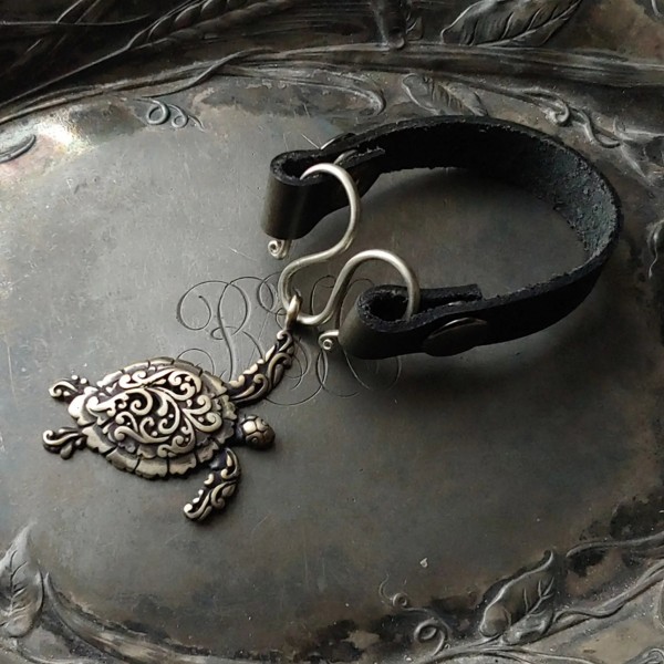 Sea Turtle Serpentine Single-Wrap Charm Lock Cuff Black