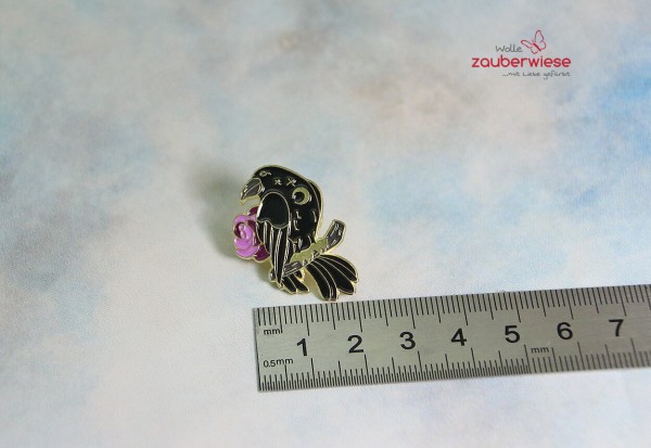 Emaille Pin Rabe mit Blume