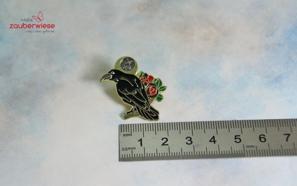 Emaille Pin Rabe mit Blume 2