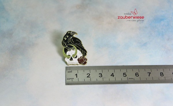 Emaille Pin Rabe mit Totenkopf