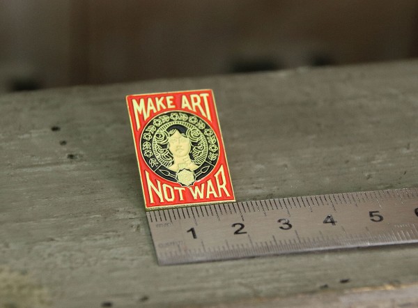 Emaille Pin Make Art Not War 