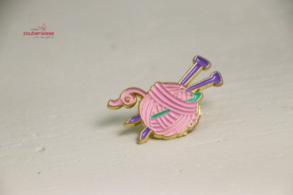 Emaille Pin rosa Wollknäuel