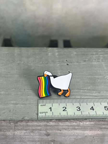 Emaille Pin Gans mit Fahne
