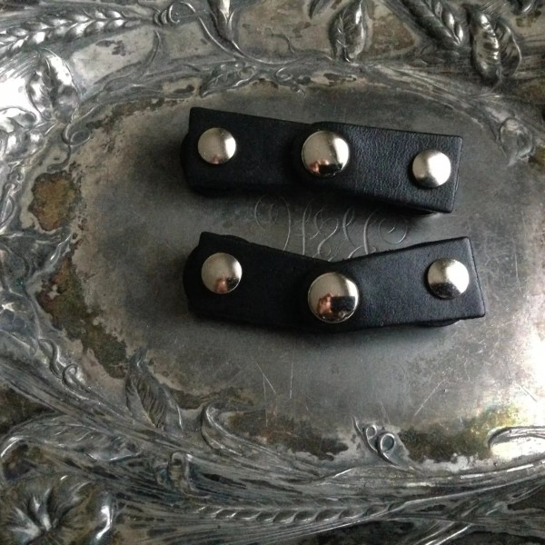 Latch Closures black