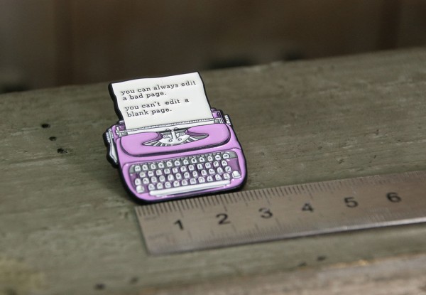 Emaille Pin Schreibmaschine