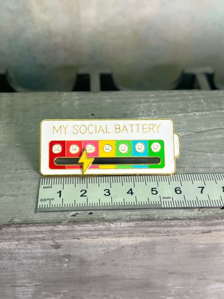 Emaille Pin my social battery